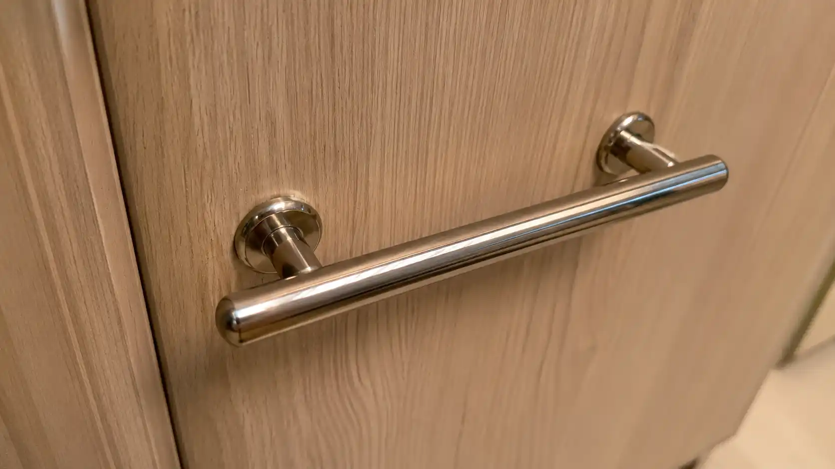 Thiết kế nhô ra của tay nắm inox tròn trên cánh tủ nhựa