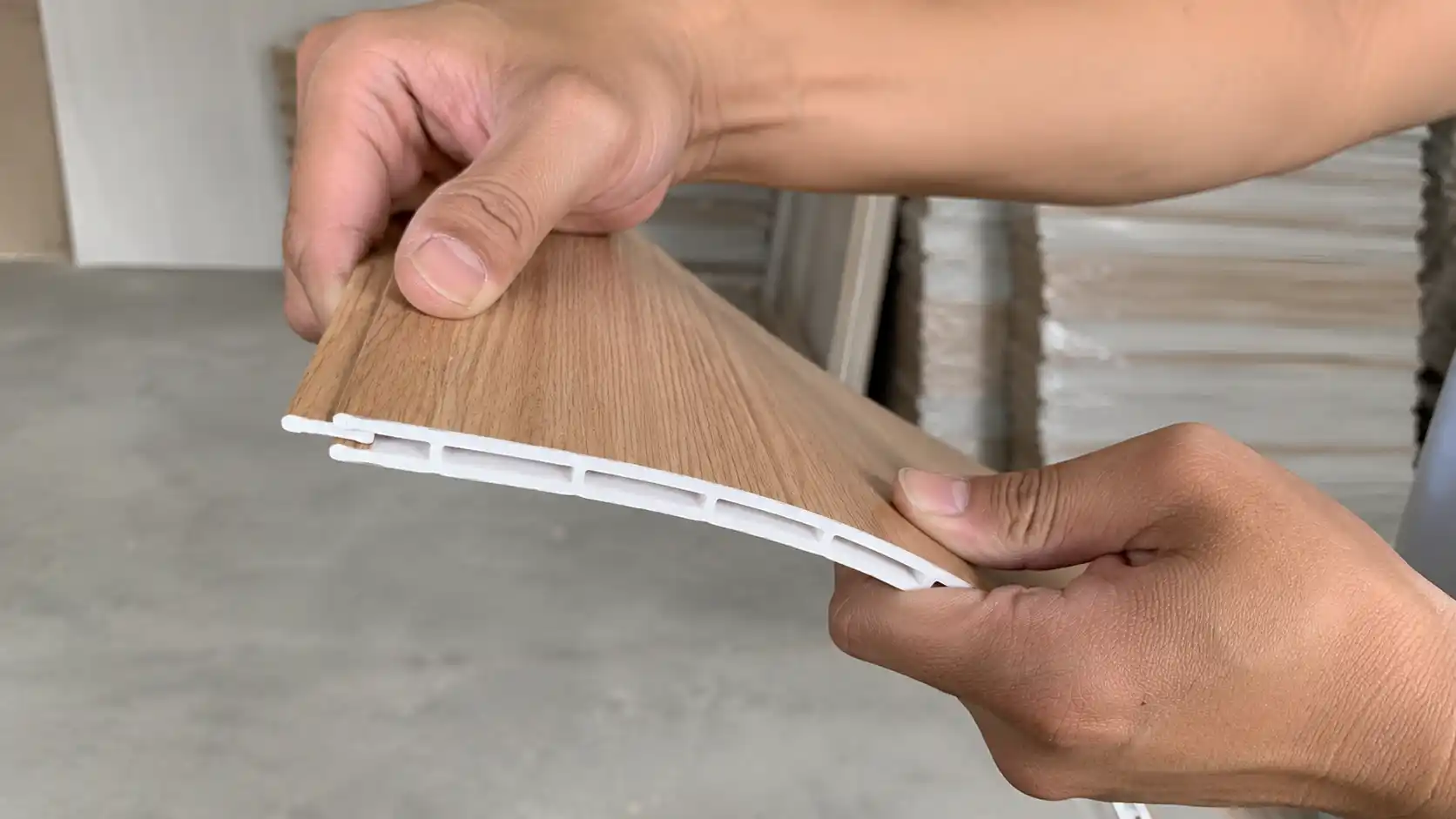 Thợ thi công bẻ thử góc hèm khóa kiểm nghiệm độ dẻo dai của phôi nhựa PVC