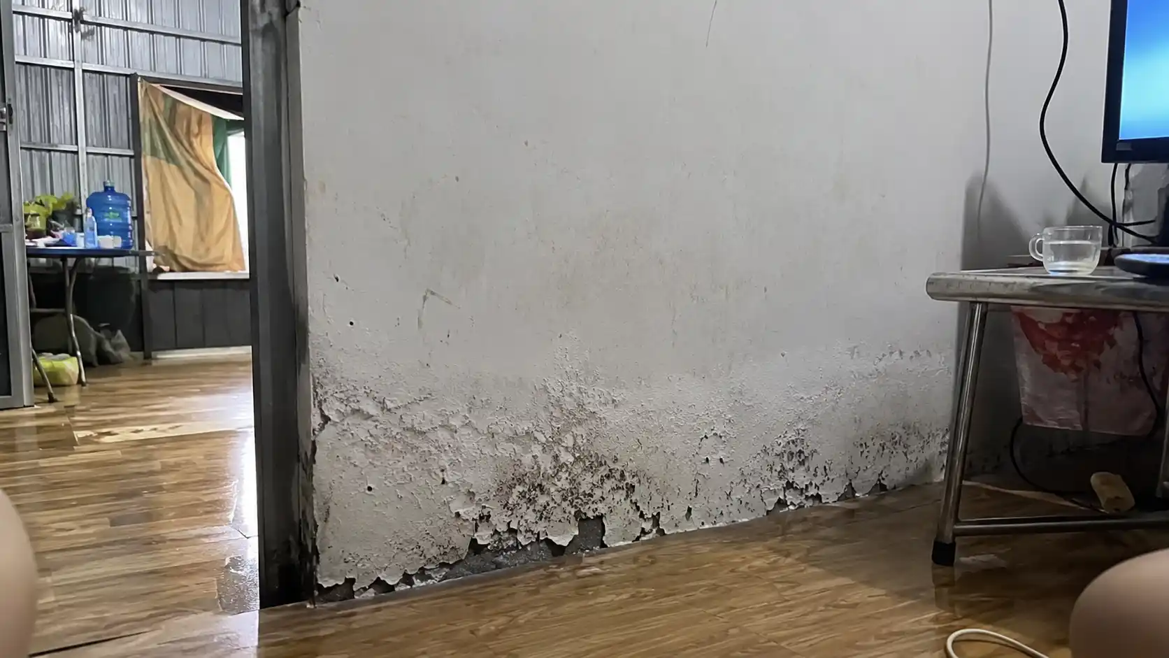 Tình trạng vách tường nhà tiền chế bị thấm nước ẩm mốc bong sơn