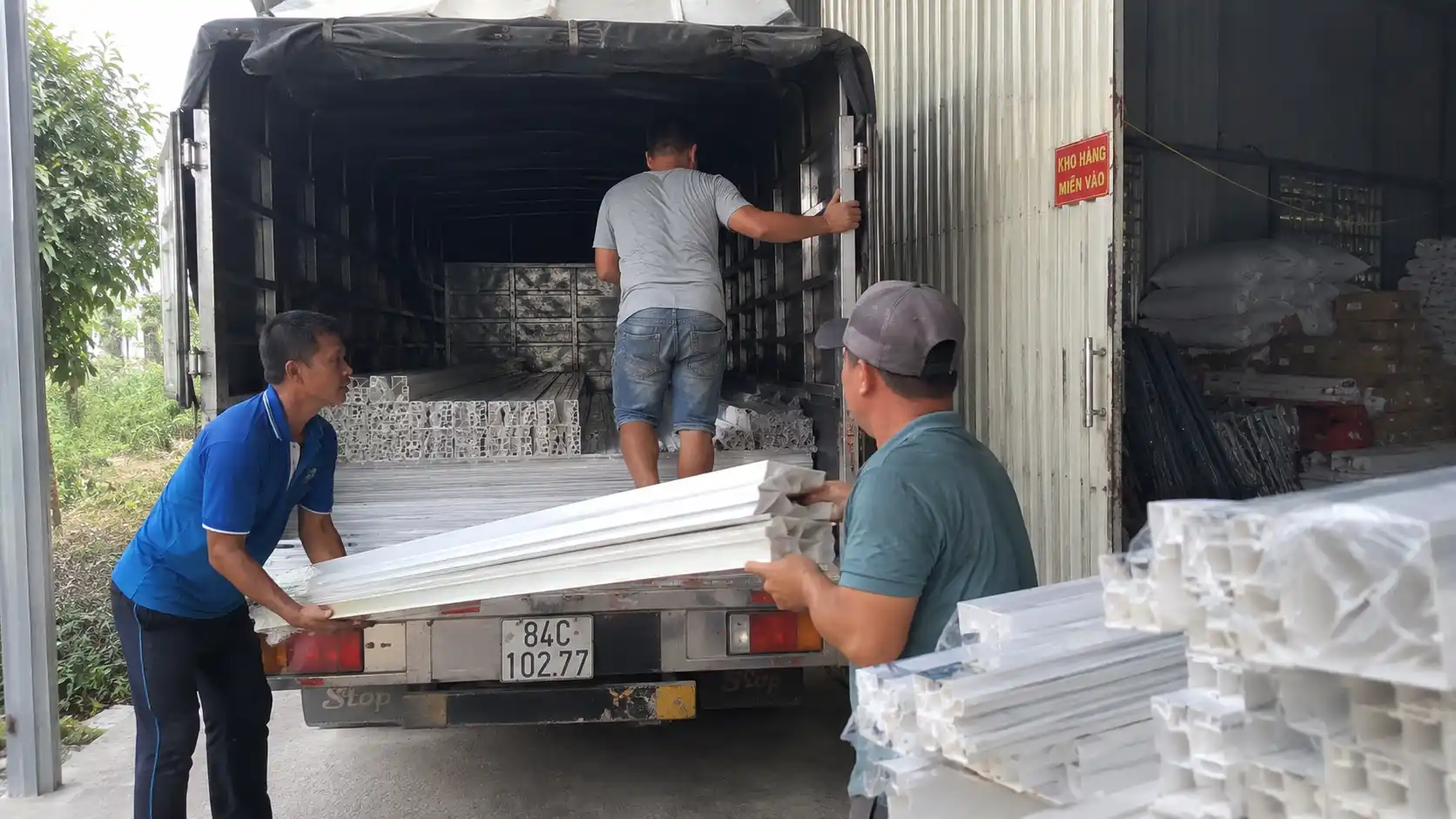 Tổng kho Nam Tiến bốc xếp giao sỉ vật tư cửa xếp và cửa lùa nhựa