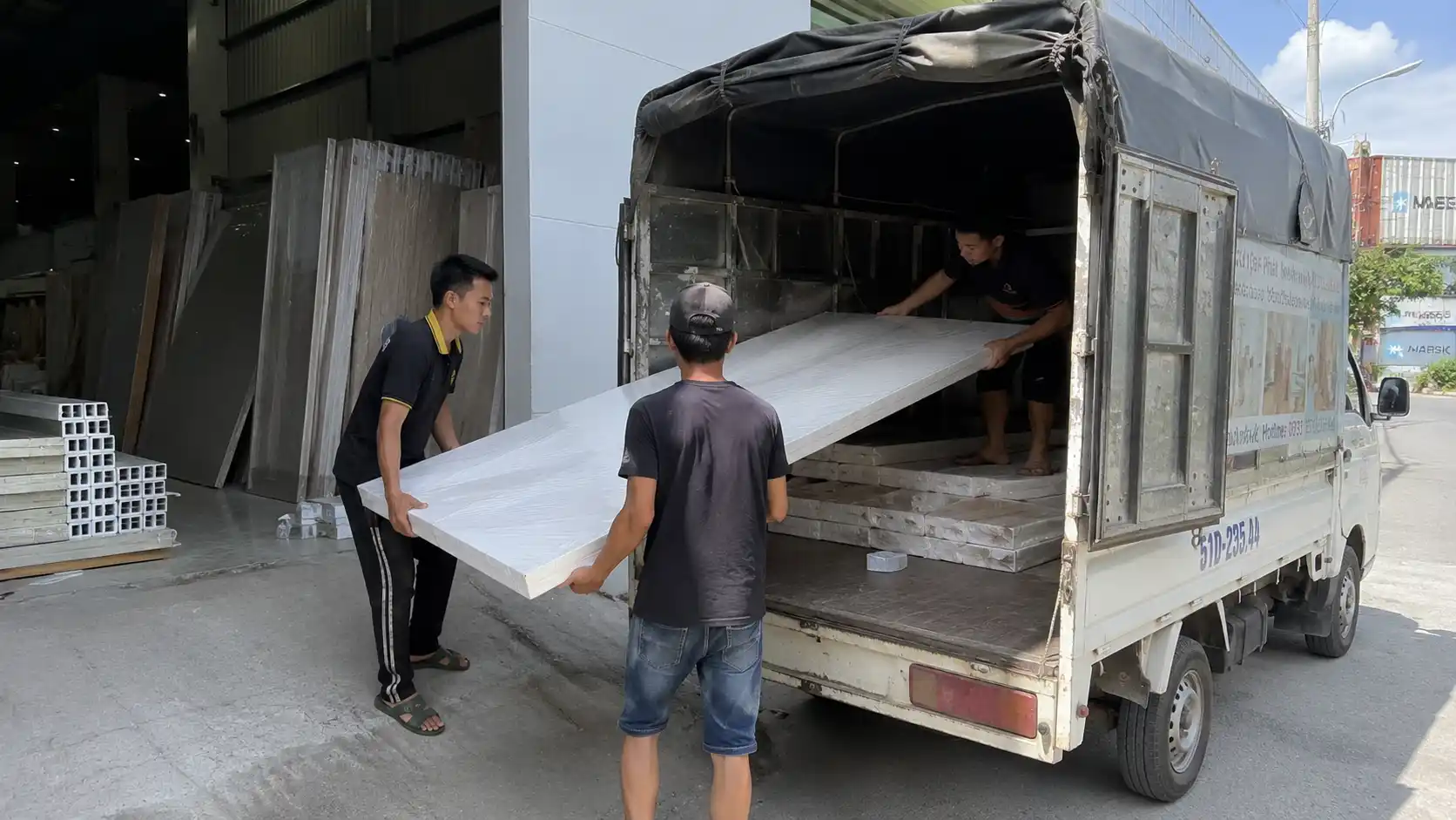 Tổng kho Nam Tiến bốc xếp giao sỉ vật tư cửa xếp và cửa lùa nhựa