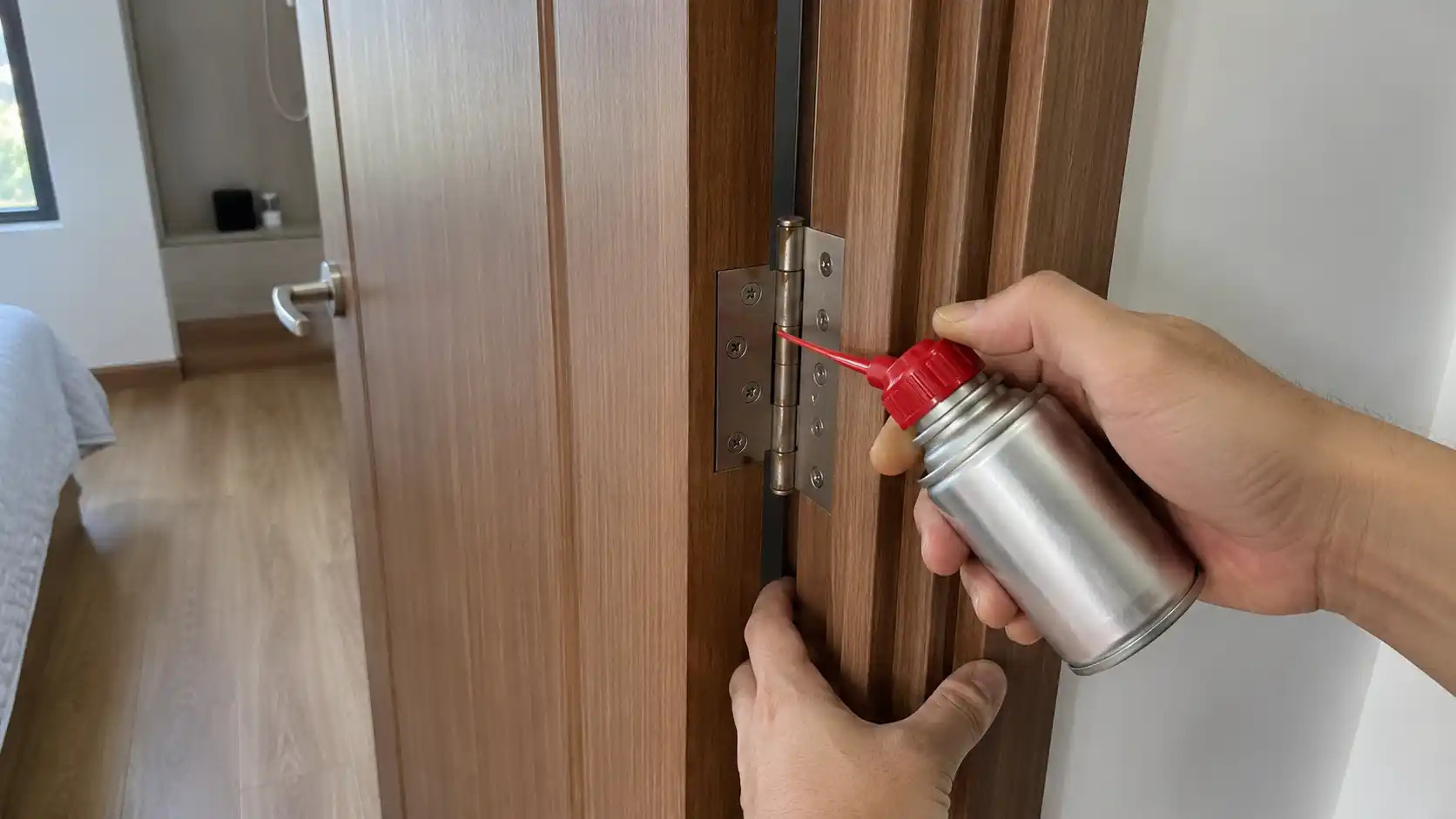 Tra dầu mỡ định kỳ cho bản lề cửa nhựa để đảm bảo vận hành êm ái dài lâu
