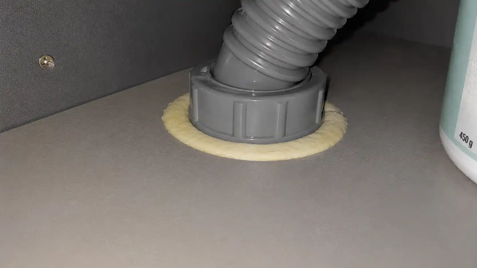 Trám bít khe hở quanh ống nước tủ bếp bằng keo bọt nở PU Foam