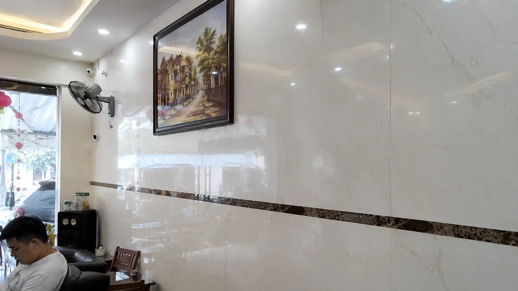  Tường nhựa vân đá bóng đẹp sau 5 năm sử dụng thực tế