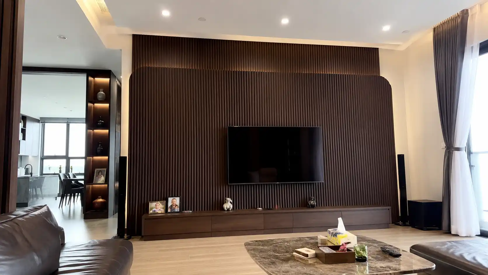 Tường tivi ốp lam 3 sóng bản lớn tạo điểm nhấn chiều sâu cho phòng khách rộng