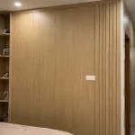 Vách ngăn phòng ngủ phẳng bằng tấm nhựa Nano giả gỗ ấm cúng