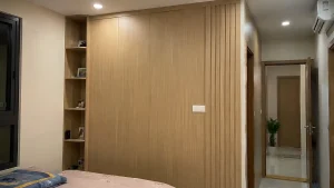 Vách ngăn phòng ngủ phẳng bằng tấm nhựa Nano giả gỗ ấm cúng