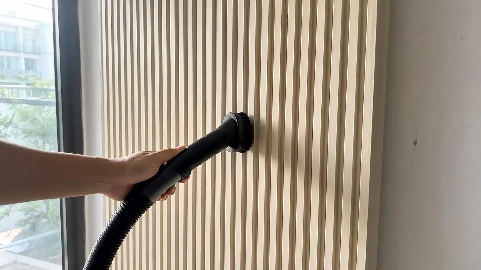 Vệ sinh bụi bẩn tích tụ trong các khe hẹp của tấm nhựa lam 5 sóng