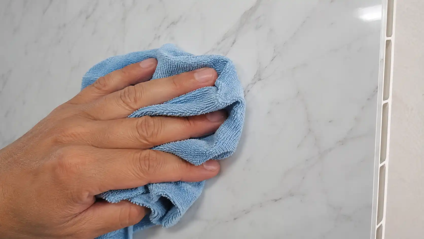 Vệ sinh lau chùi bề mặt tấm nhựa vân đá bằng khăn sợi mềm
