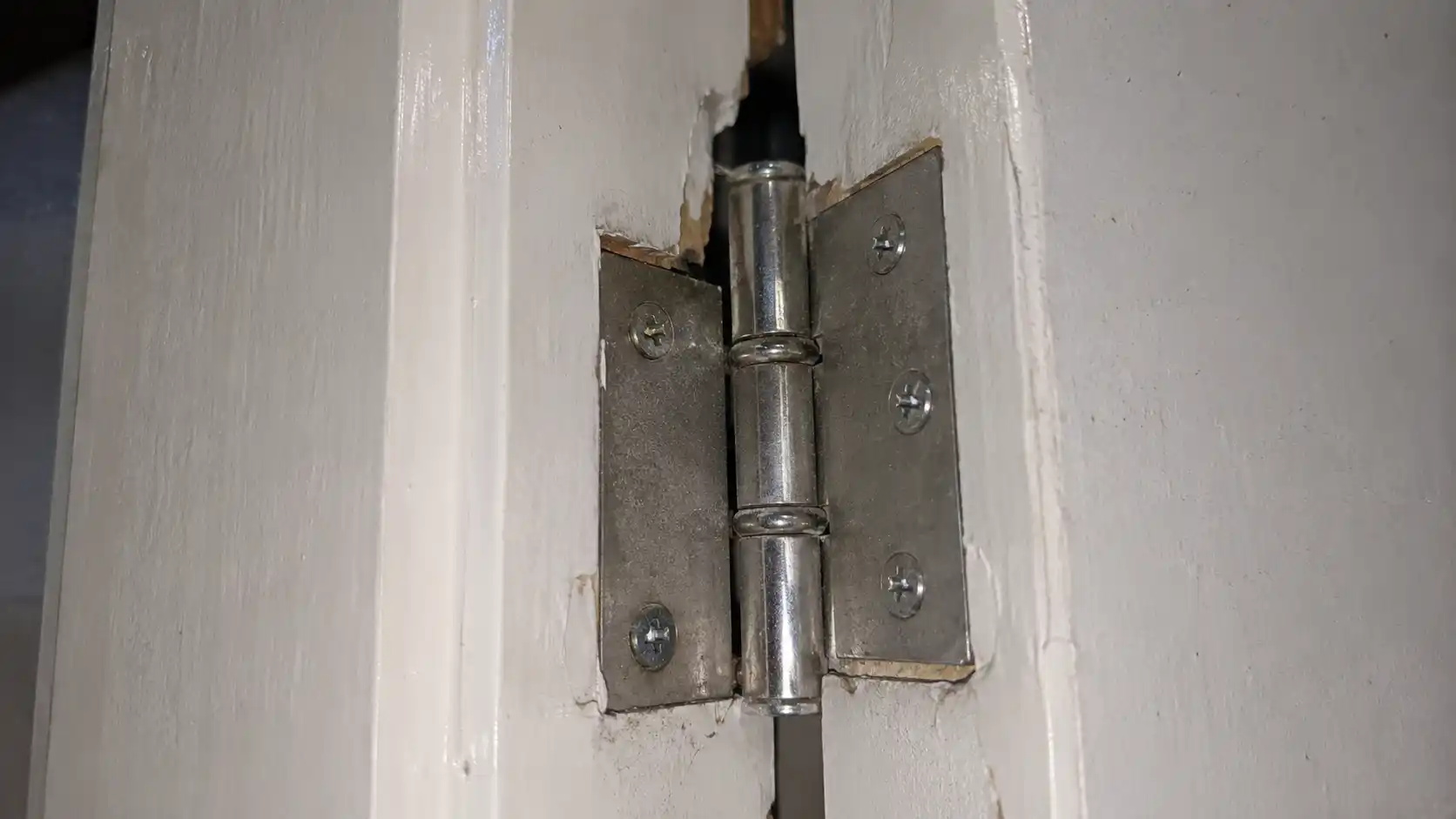 Bản lề bị nới lỏng và kéo xệ do trọng lực cánh cửa