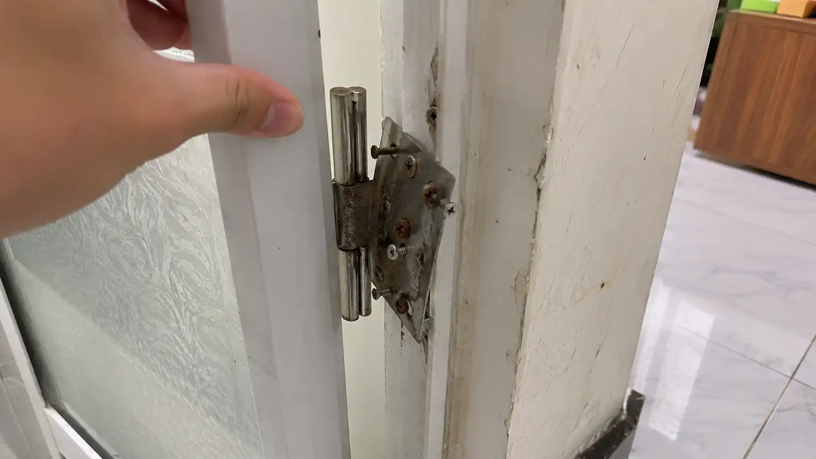 Bản lề cửa nhựa bị tuột vít do vách nhựa quá mỏng và không có xương gia cường