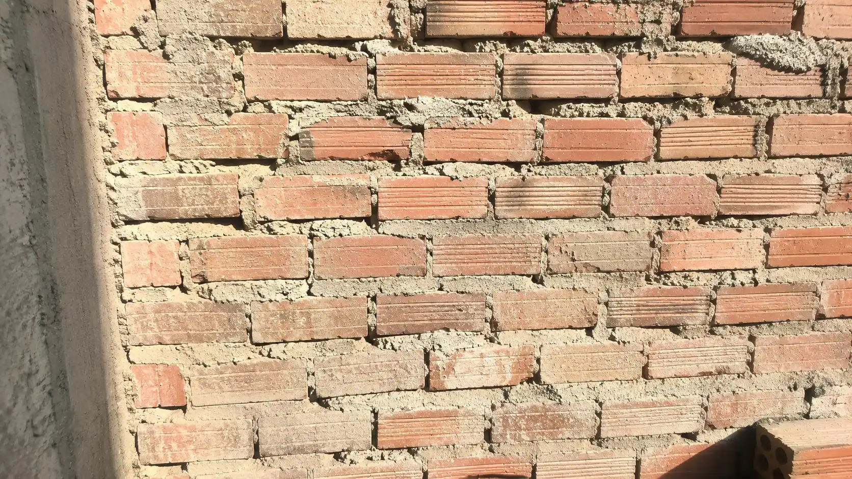Bức tường gạch nung ngậm nhiệt lượng suốt buổi chiều