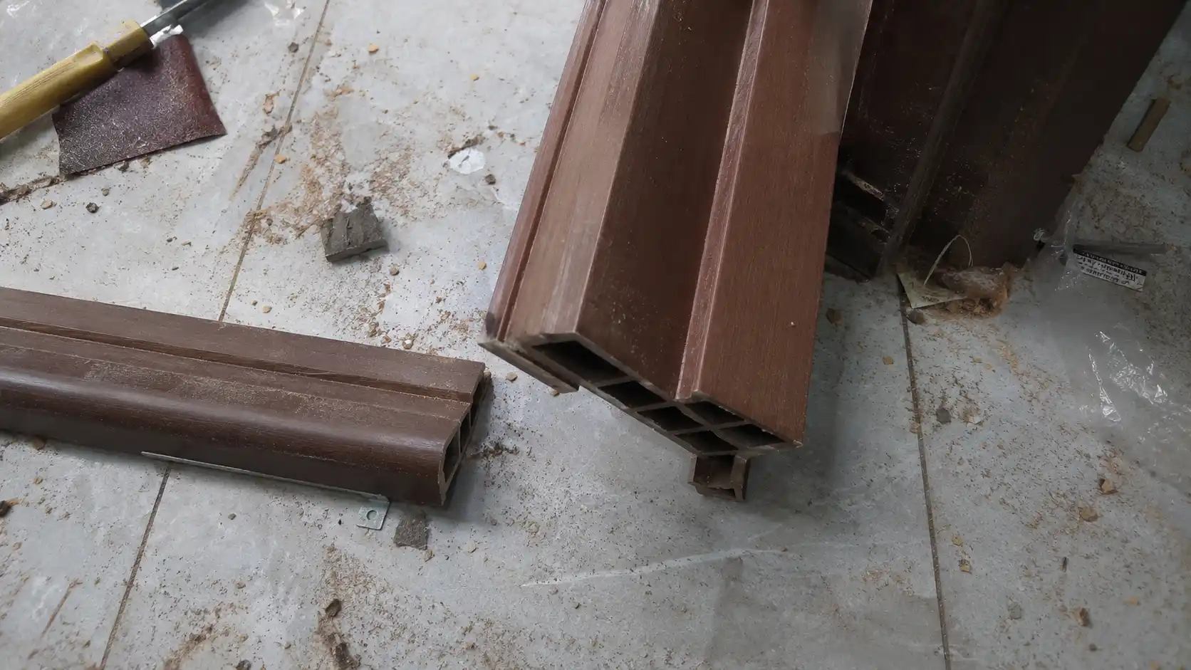 Cấu tạo khung bao và nẹp cài thông minh của cửa composite