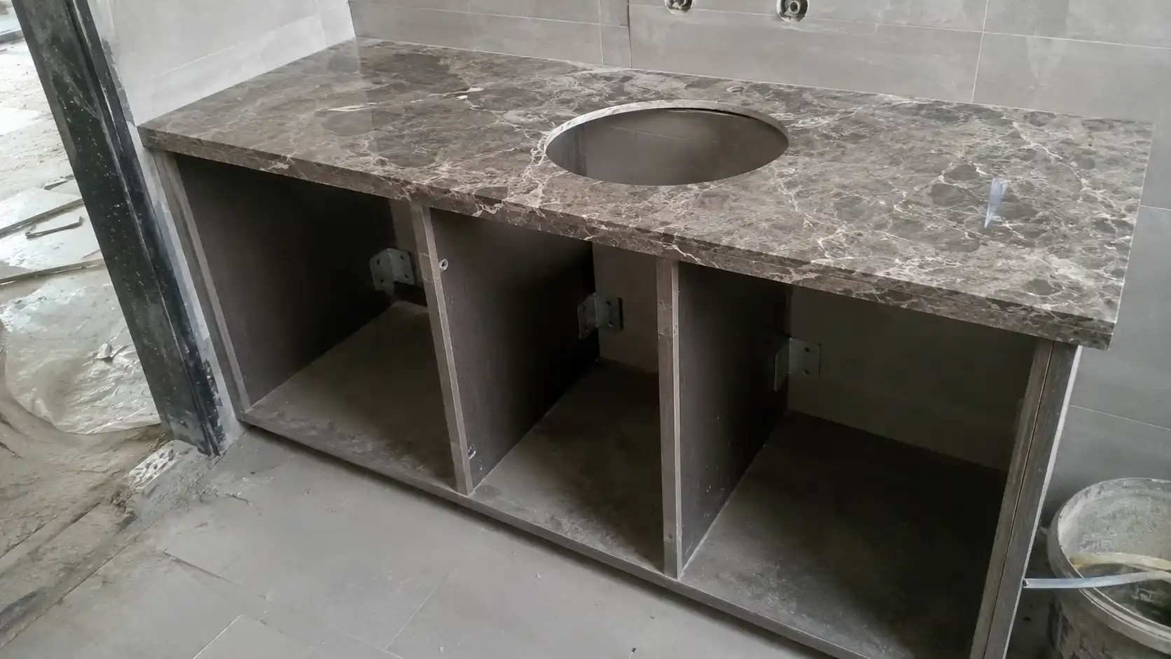 Gia cố khung tấm nhựa nội thất để chịu tải trọng mặt đá