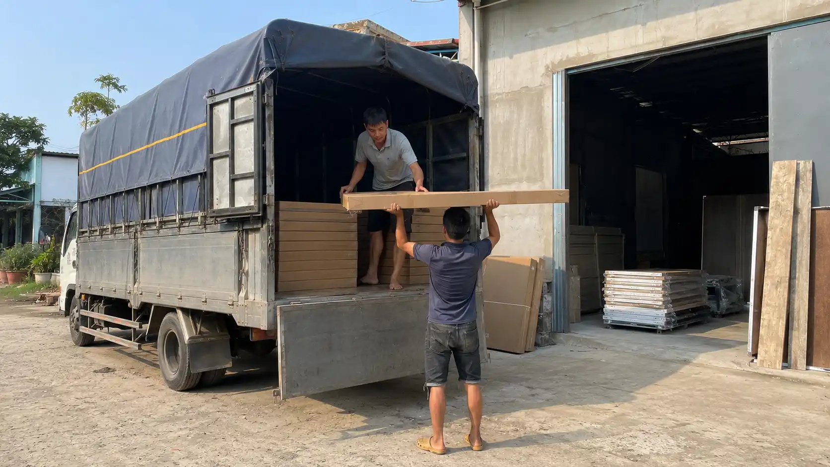 Giao hàng tận xưởng khi phân phối cửa nhựa composite