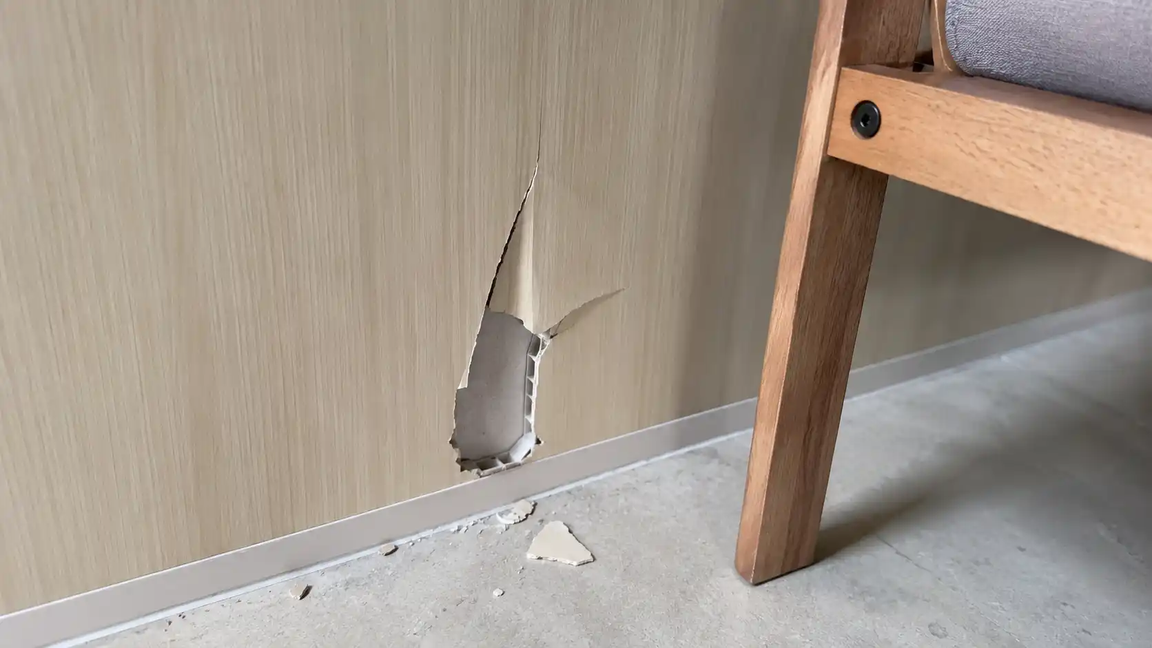 Hậu quả của bẫy thi công sử dụng phôi mỏng 6mm ốp chân tường.