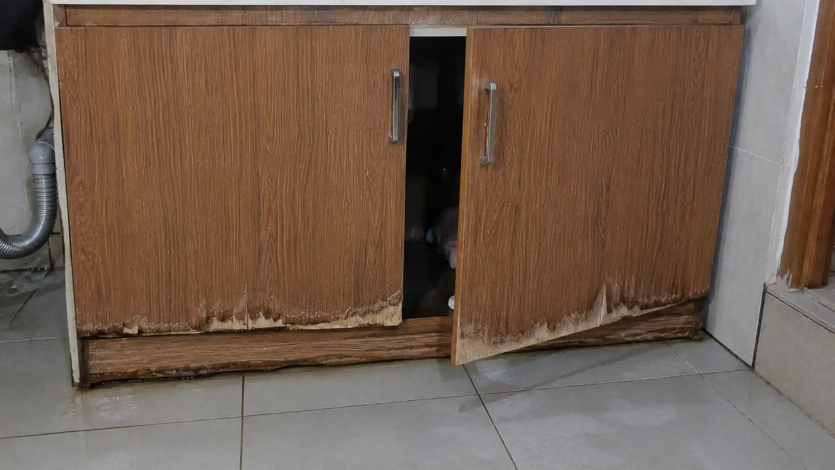 Hiện tượng mao dẫn khiến tủ lavabo gỗ công nghiệp bị mục chân