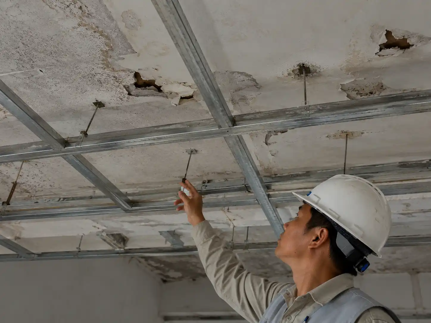 Kiểm tra khả năng chịu lực của hệ khung xương thạch cao cũ trước khi ốp nhựa.
