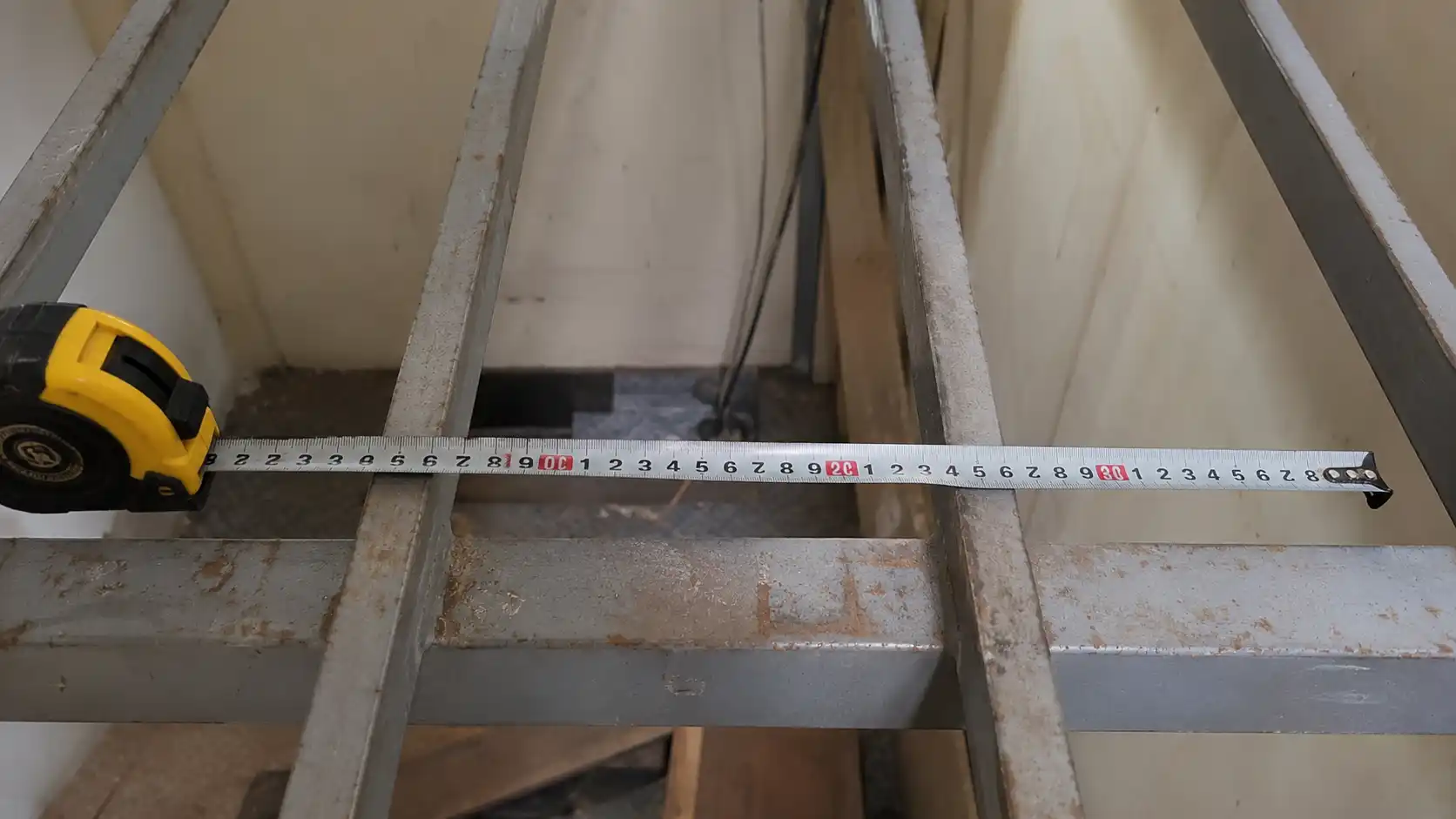 Khung xương sắt sàn gác lửng đan quá thưa