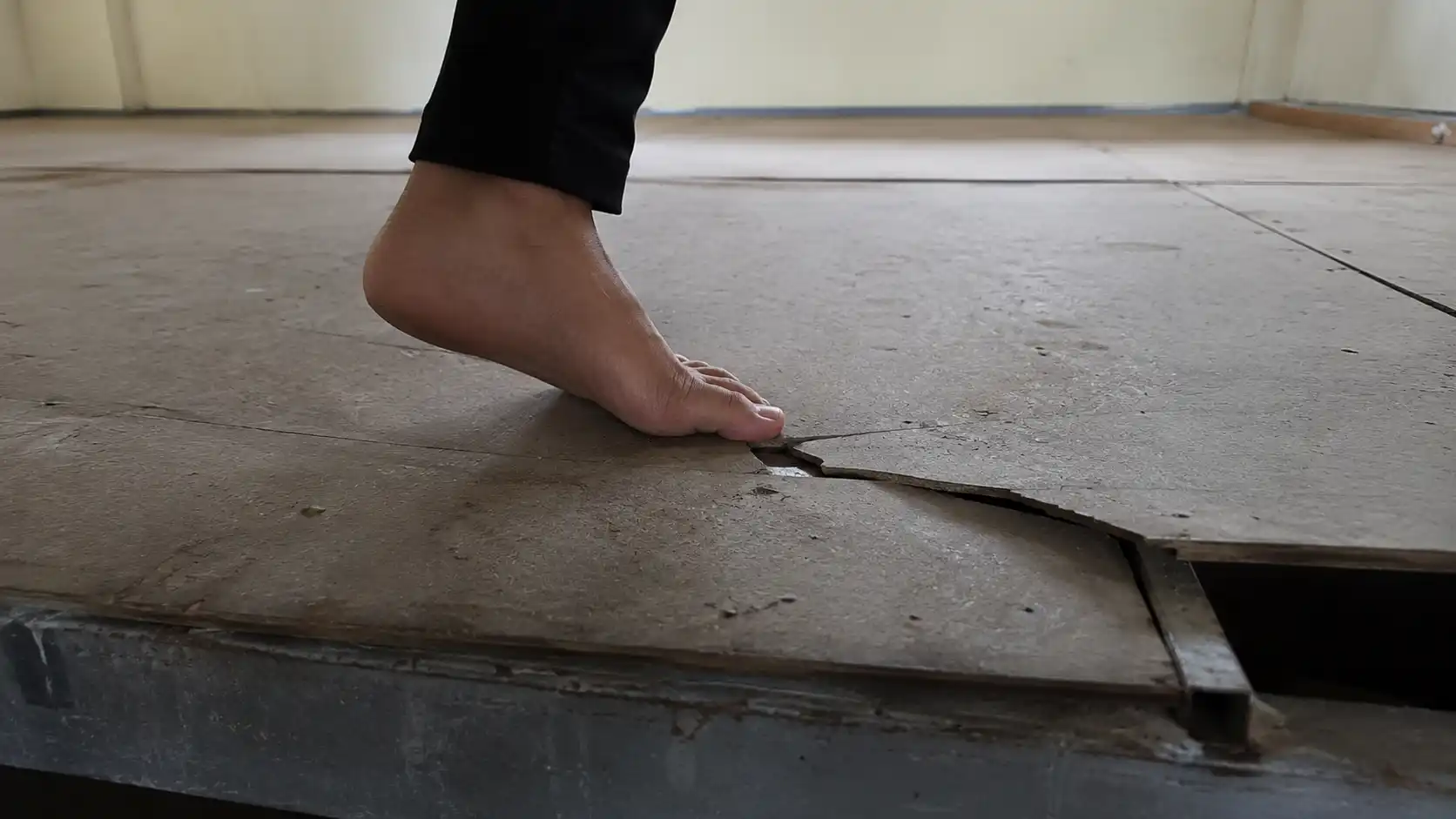 Kiểm tra độ lún và nứt gãy của tấm lót sàn gác lửng