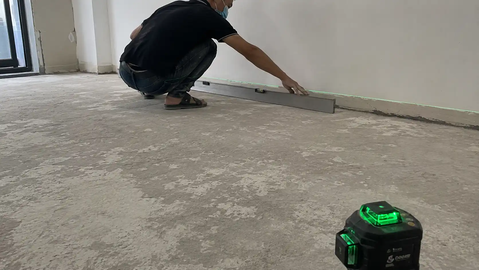 Kiểm tra dung sai độ phẳng mặt nền bê tông trước khi lót sàn nhựa