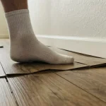 Lỗi sàn nhựa hèm khóa bị cong vênh sát tường