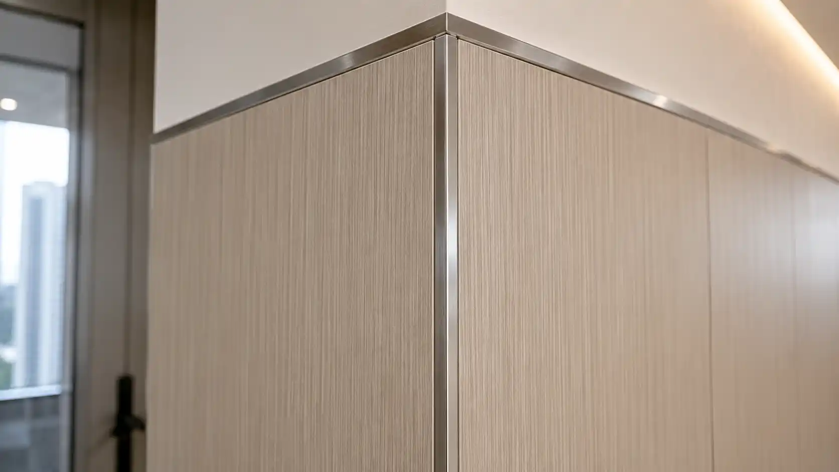 Mảng tường ốp nhựa sau khi hoàn thiện sắc sảo với nẹp viền phẳng lỳ
