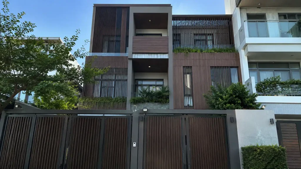 So sánh tấm ốp gỗ nhựa ngoài trời 4 sóng và phẳng