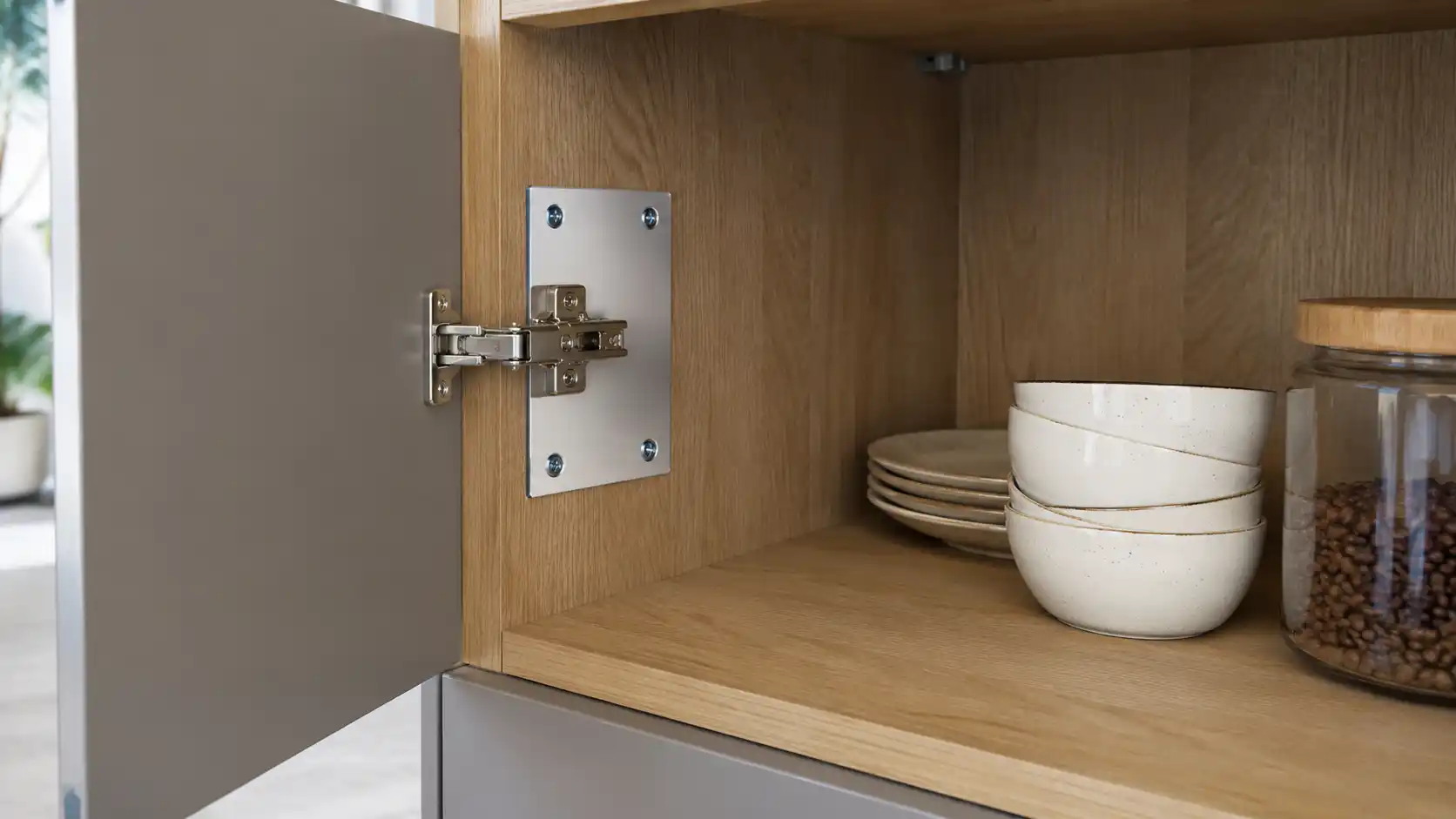 Sử dụng pát thép gia cố bản lề tủ áo gỗ công nghiệp