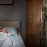 Tác hại của mùi ẩm mốc tủ gỗ đến giấc ngủ trẻ nhỏ