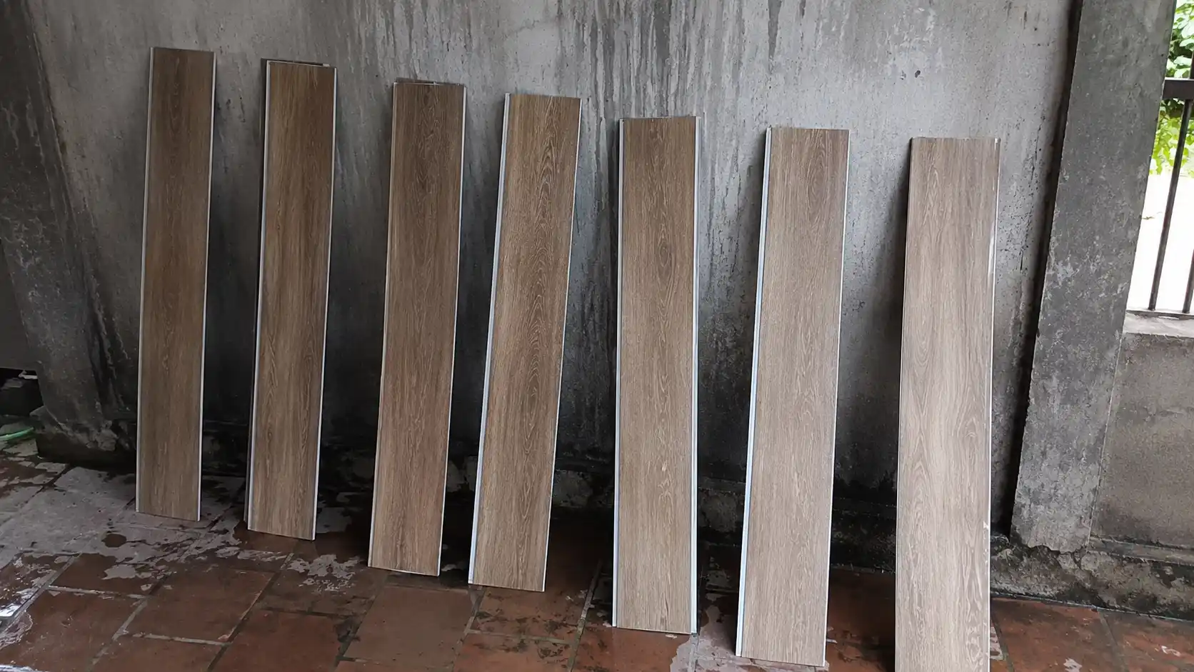 Tháo dỡ và phơi khô mặt sàn nhựa hèm khóa để tái sử dụng