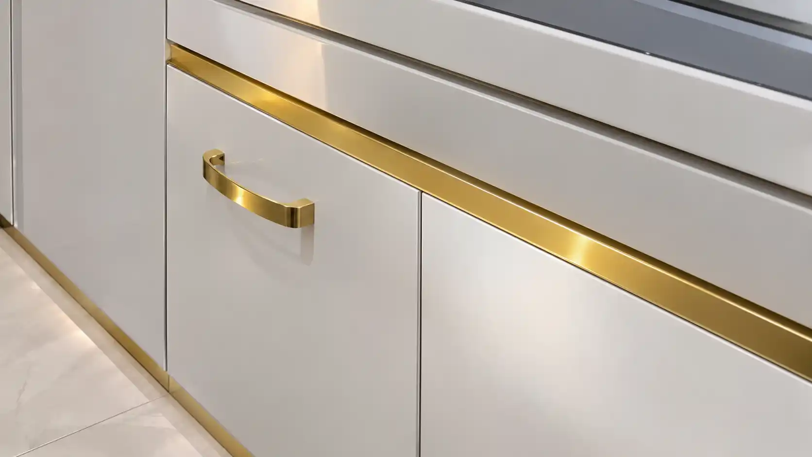 Mẫu tay nắm CNC và nẹp nhôm trang trí lắp hoàn thiện trên cánh tủ bếp nhựa