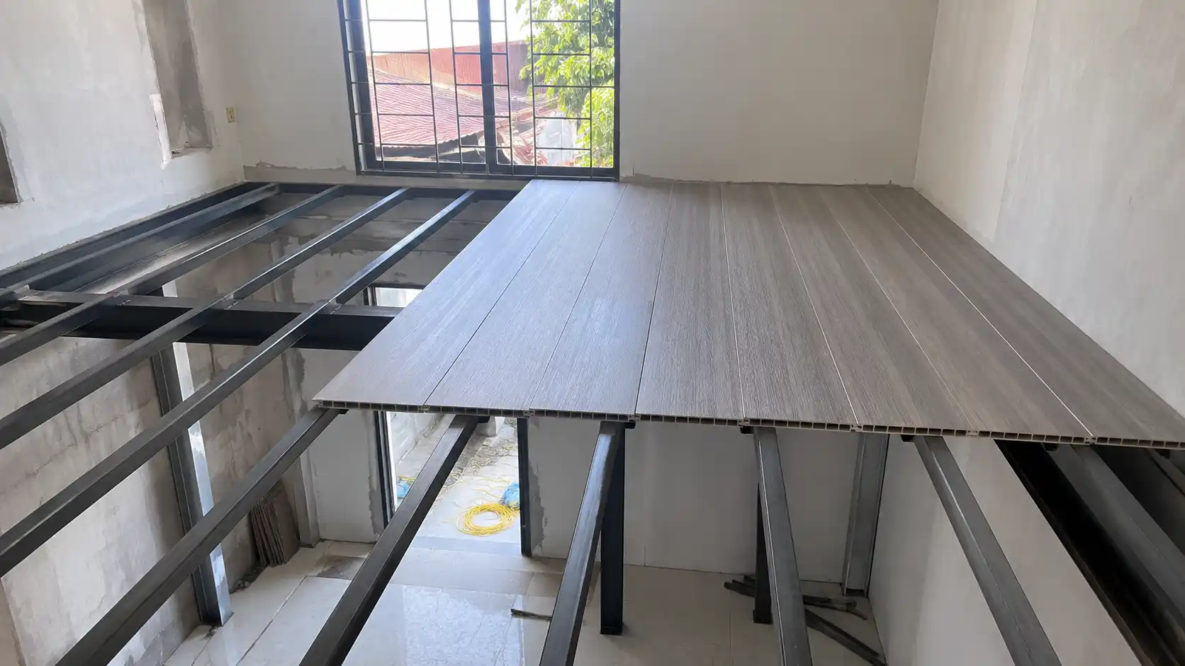 Thi công gác lửng bằng tấm lót sàn chịu lực trên hệ khung sắt