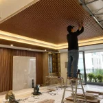Thi công hệ trần giật cấp bằng lam sóng nhựa giả gỗ hiện đại.