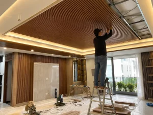 Thi công hệ trần giật cấp bằng lam sóng nhựa giả gỗ hiện đại.