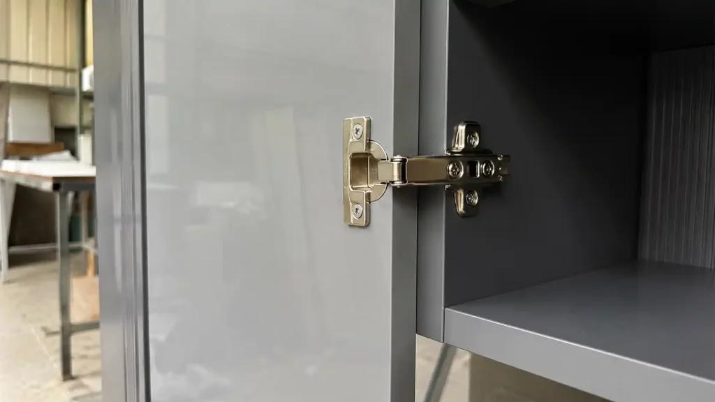 Thi công phụ kiện tủ bếp nhựa Miền Tây
