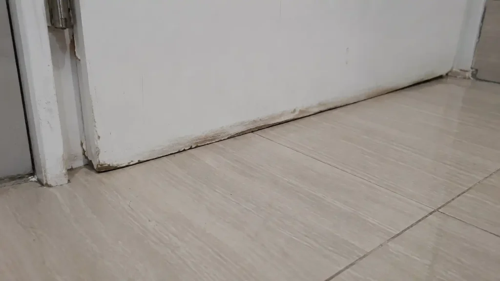 Tình trạng cửa nhà vệ sinh bị xệ cánh cạ sát gạch nền