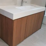 Tủ lavabo gỗ công nghiệp mới lắp đặt bề mặt còn nguyên vẹn