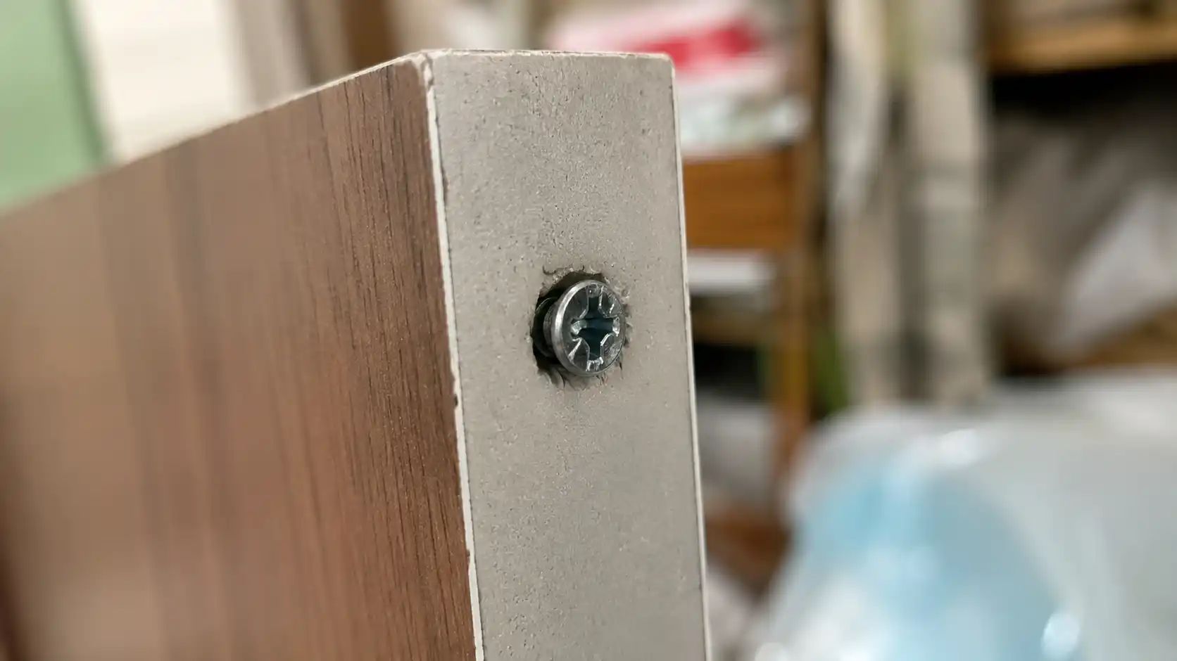 Vị trí bắt bản lề cửa nhựa Nam Tiến được đùn vách siêu dày giúp giữ chặt ốc vít