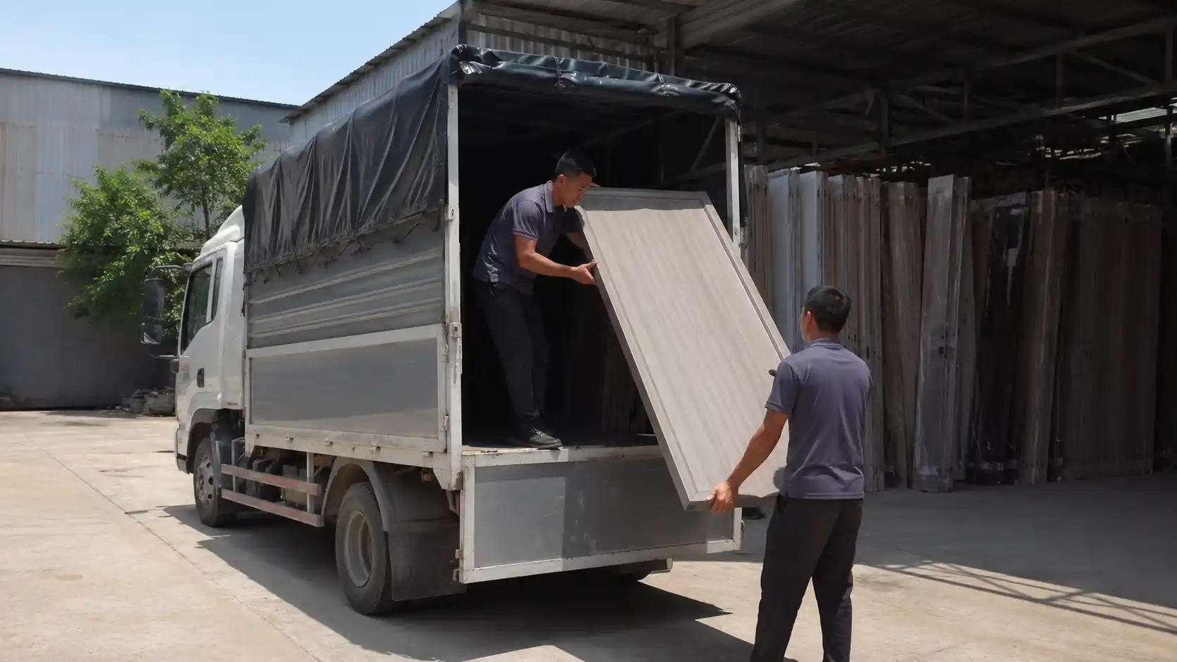 Xe tải giao sỉ cửa nhựa đi Vĩnh Long Đồng Tháp