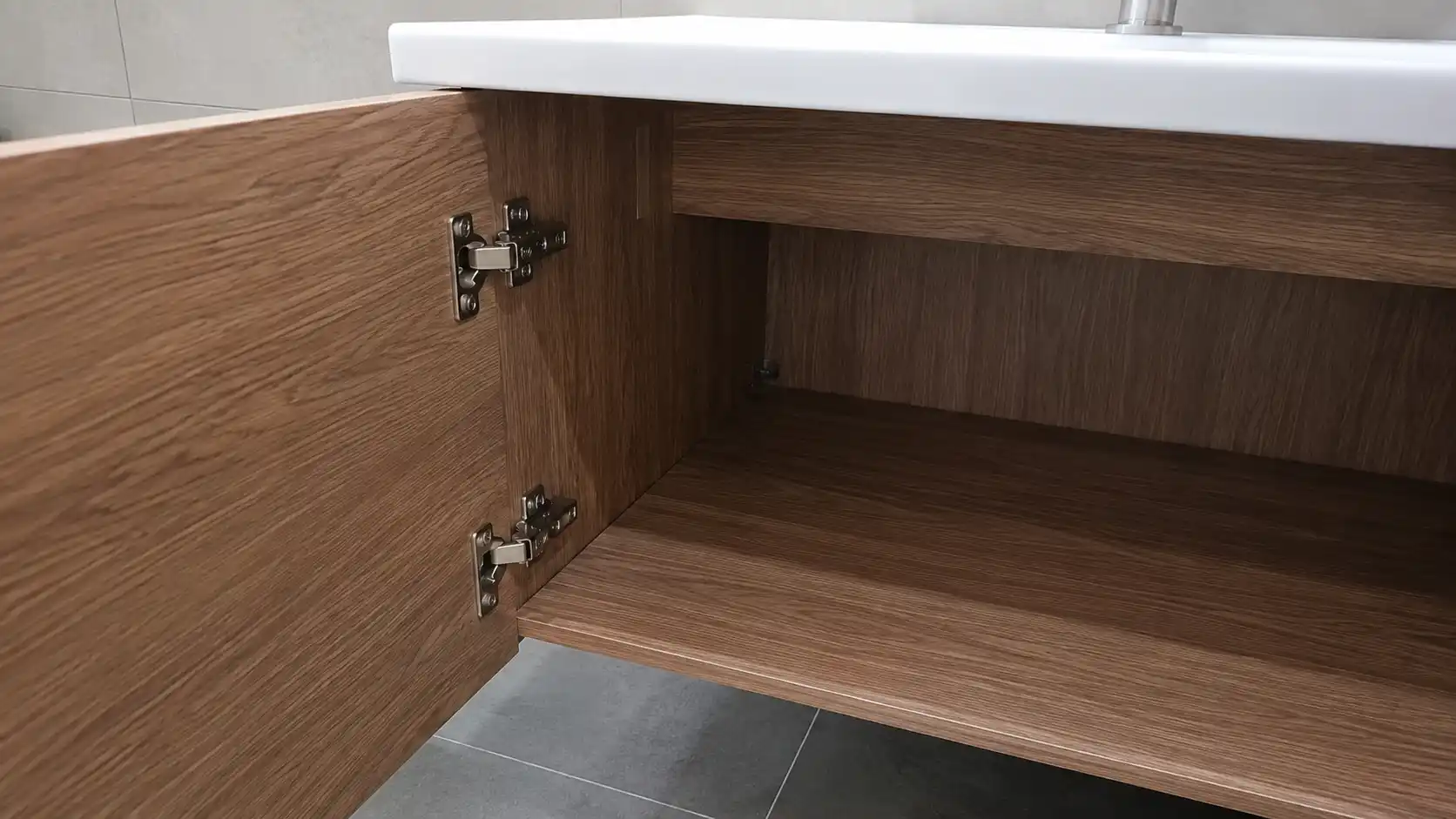 Bản lề bật Inox giảm chấn bắt vít đầm chắc bên trong cánh tủ lavabo nhựa Ecoplast