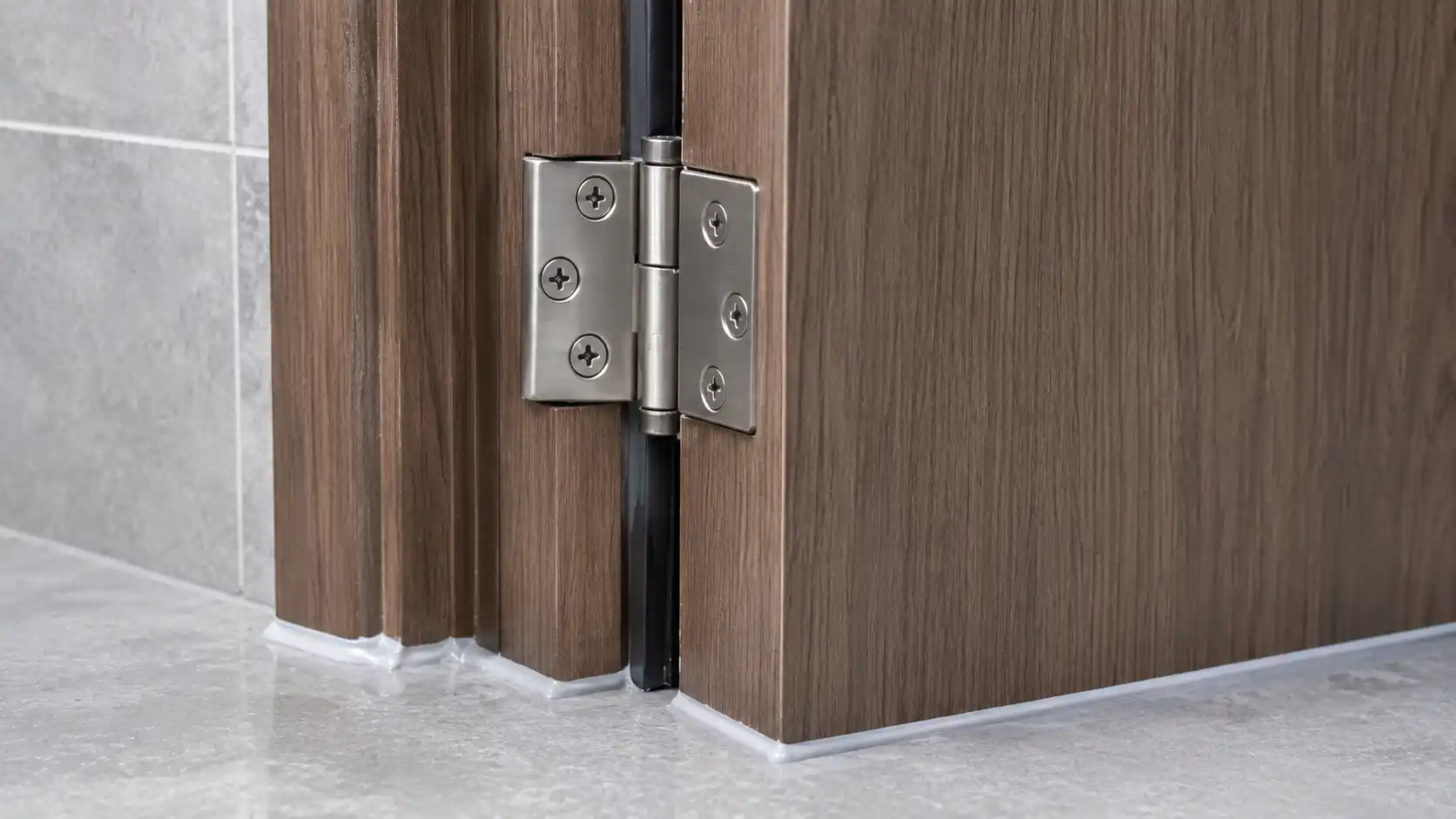 Bản lề cối inox và kỹ thuật bít keo silicon chân khung cửa nhựa composite