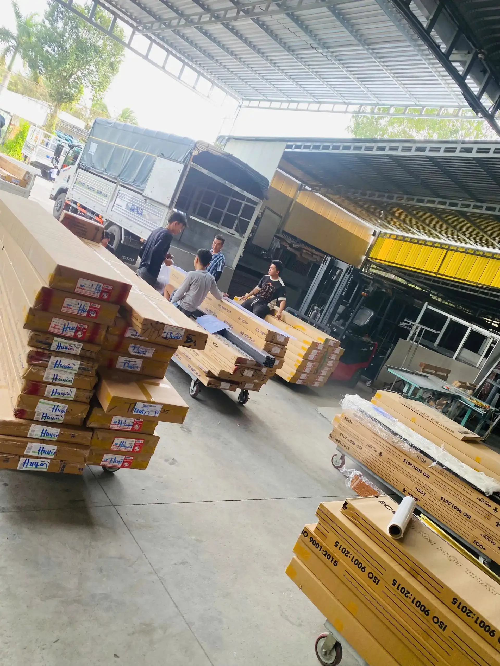 Ảnh thực tế các đai kiện tấm nhựa Ecoplast Nam Tiến chính hãng quấn PE xếp tại tổng kho