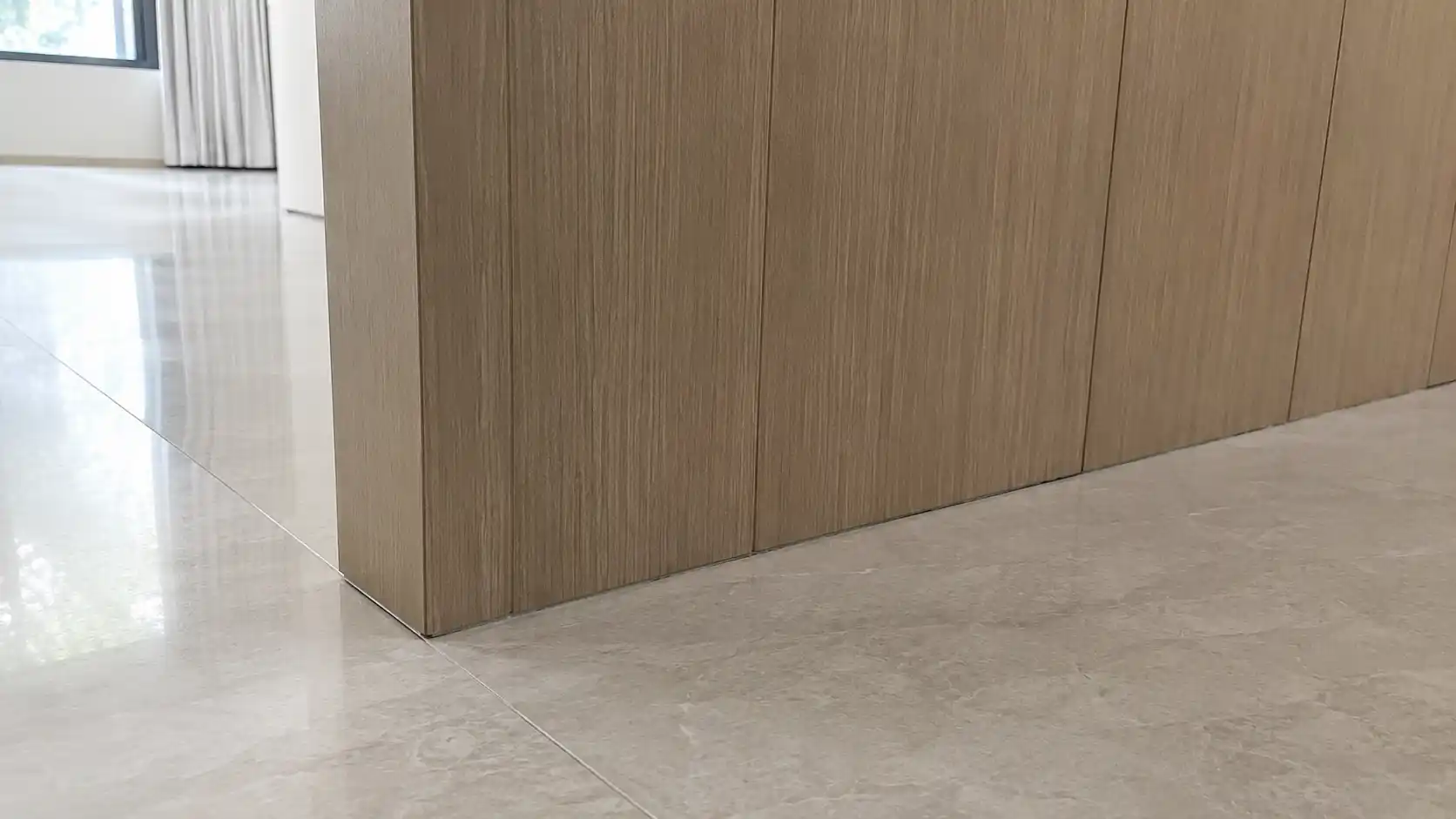 Chân vách ngăn nhựa 40mm tiếp giáp mặt sàn gạch chống ngấm ẩm tuyệt đối