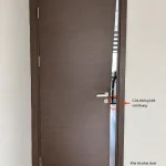 Cửa nhựa composite bị xệ và hướng dẫn kiểm tra khắc phục kỹ thuật