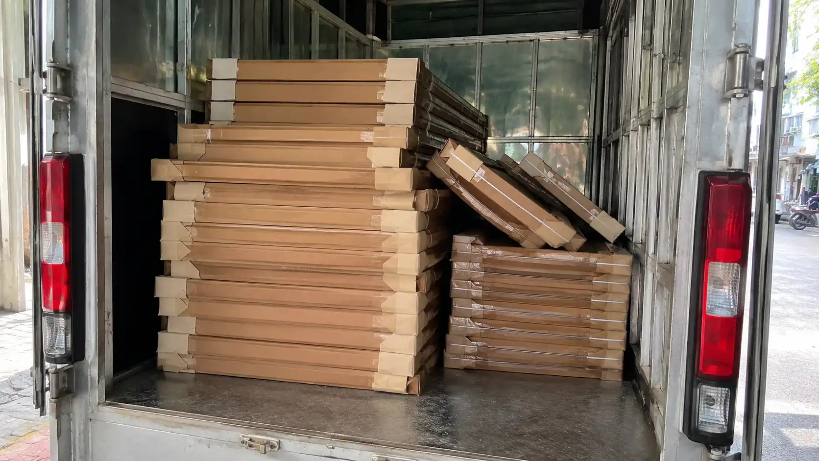 Cánh cửa nhựa composite bọc bìa carton nẹp 4 góc xếp trên xe tải chuyên dụng giao về Hậu Giang