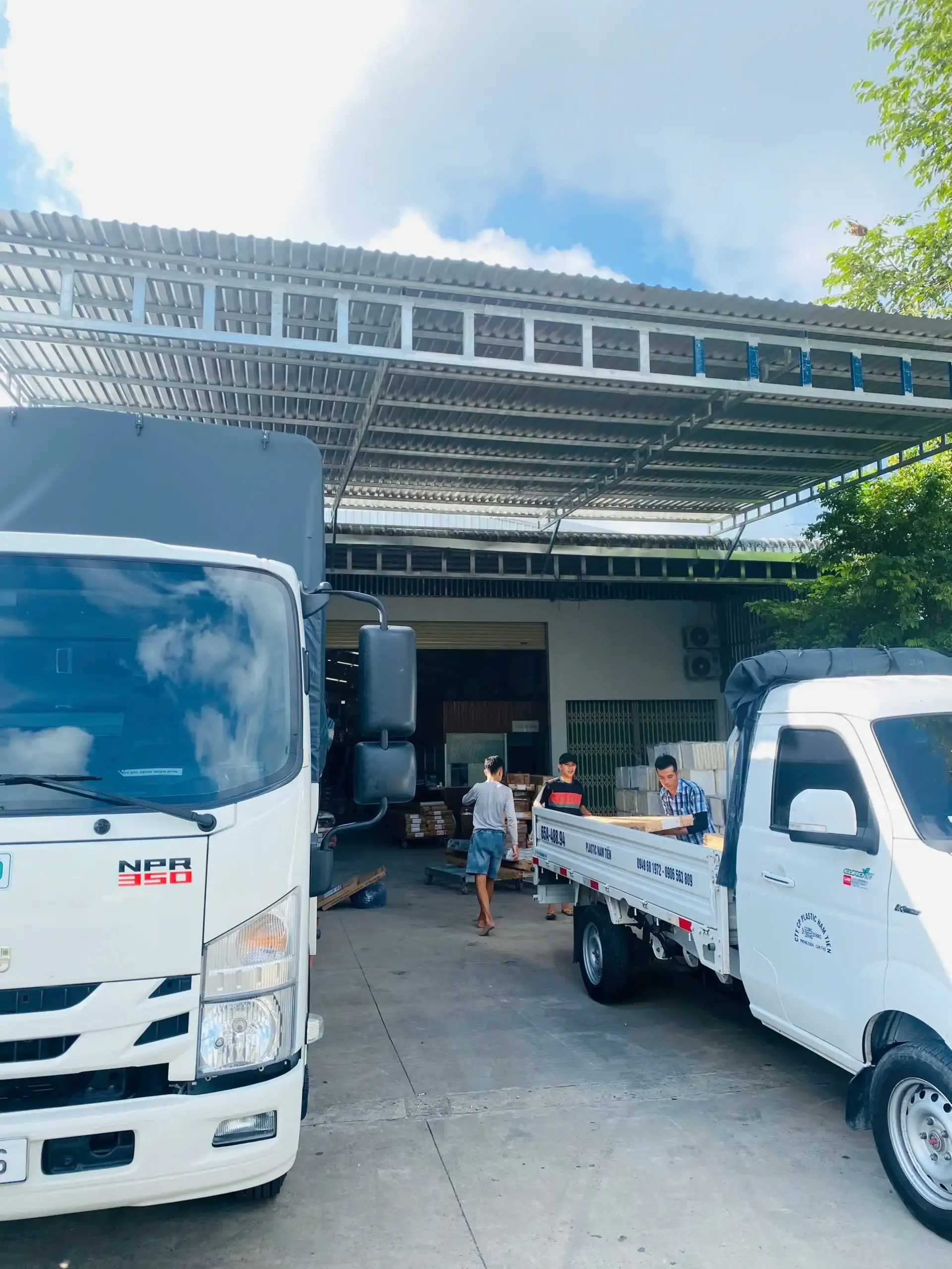 Đai kiện sàn nhựa hèm khóa SPC quấn PE nguyên kiện tại Tổng kho Nam Tiến Cần Thơ