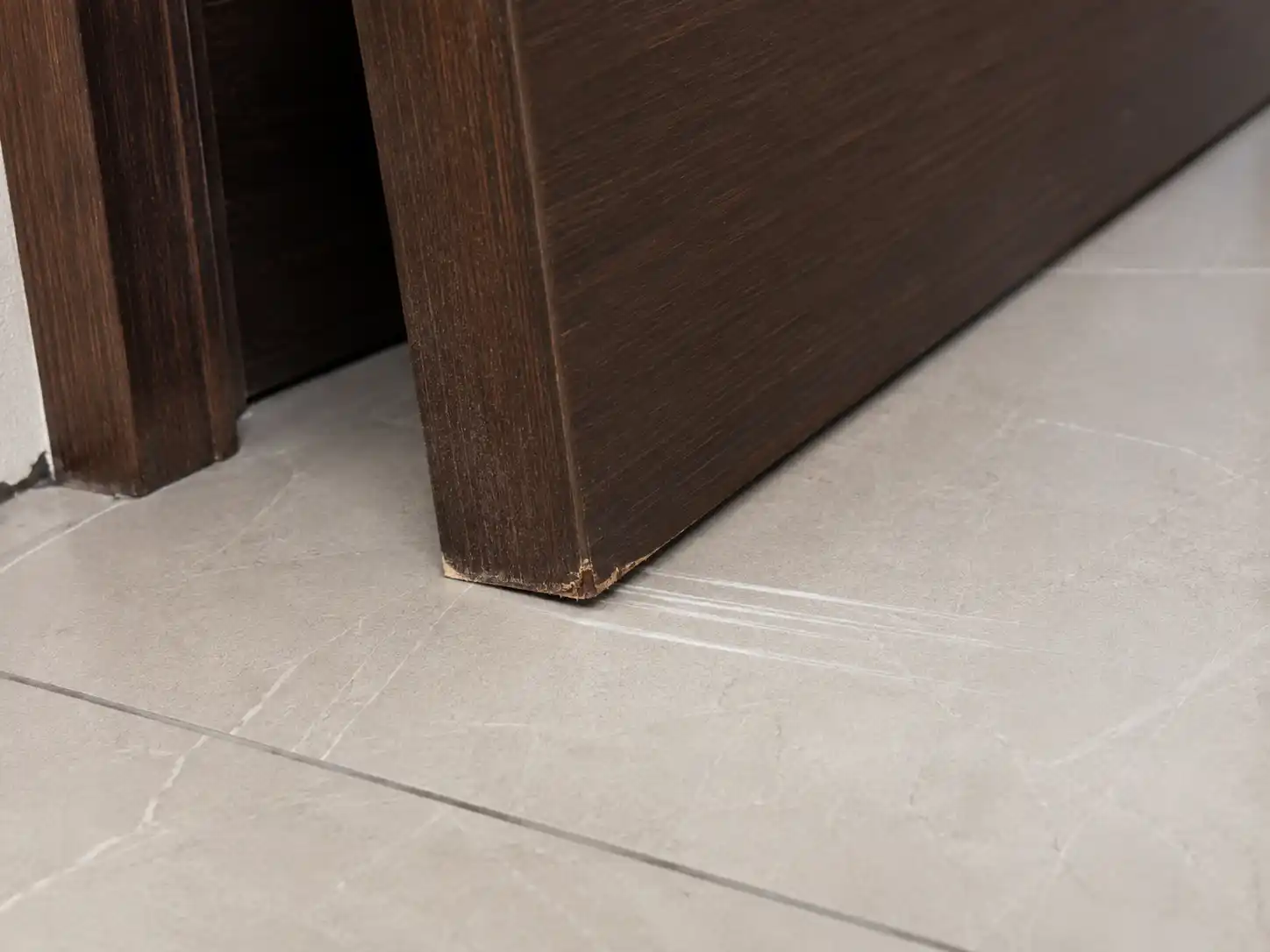 Dấu hiệu cửa nhựa composite bị xệ cánh cọ sát mặt sàn gạch