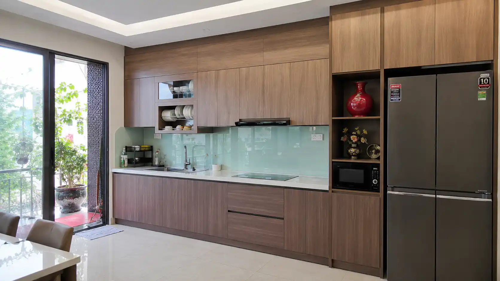 Giải pháp thi công tủ bếp thông minh kết hợp thùng tủ dưới nhựa Ecoplast và hệ tủ trên tiện nghi