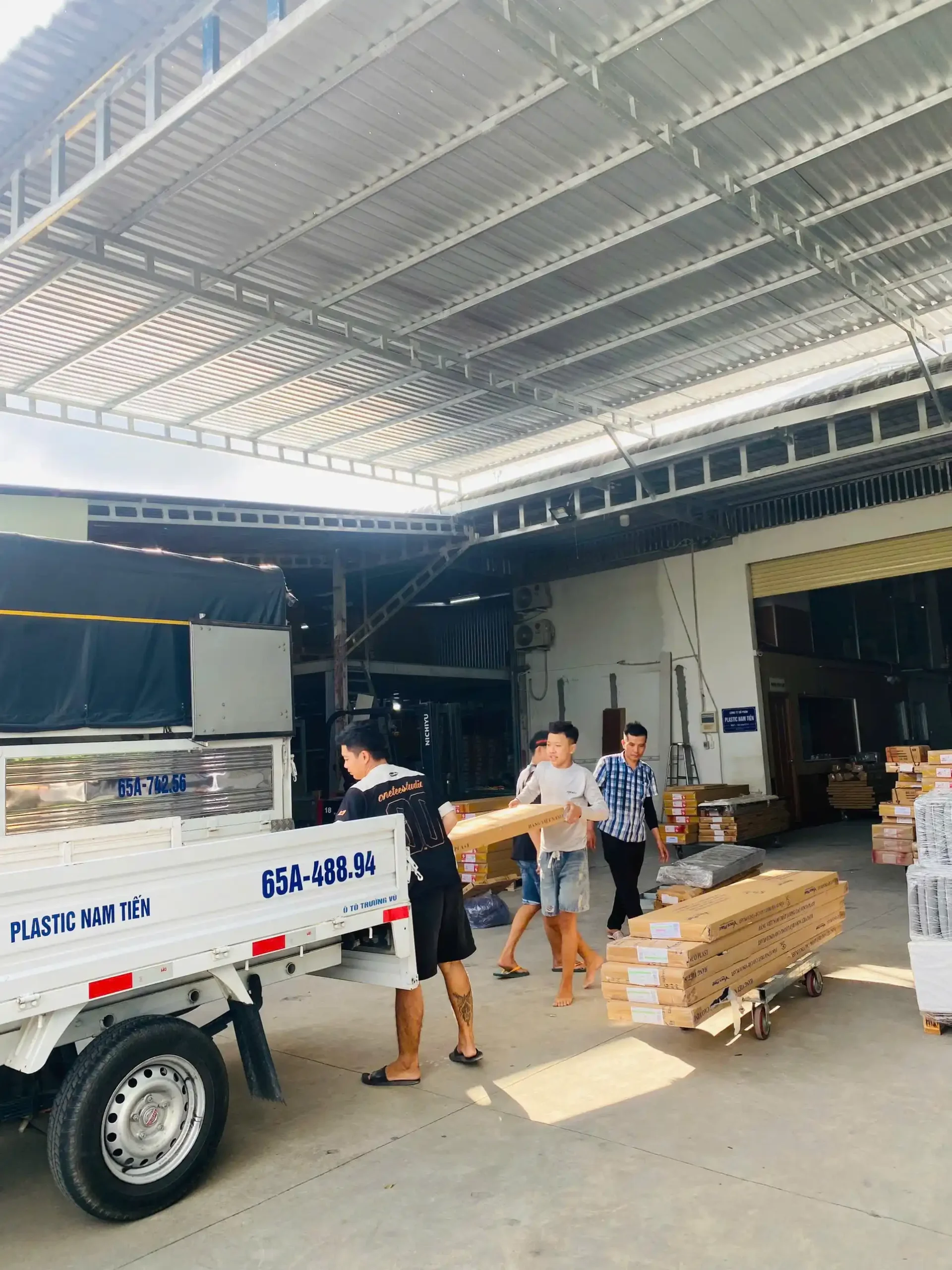 Xe tải tổng kho Nam Tiến giao phôi tấm Ecoplast tận nơi cho xưởng tại Bến Tre